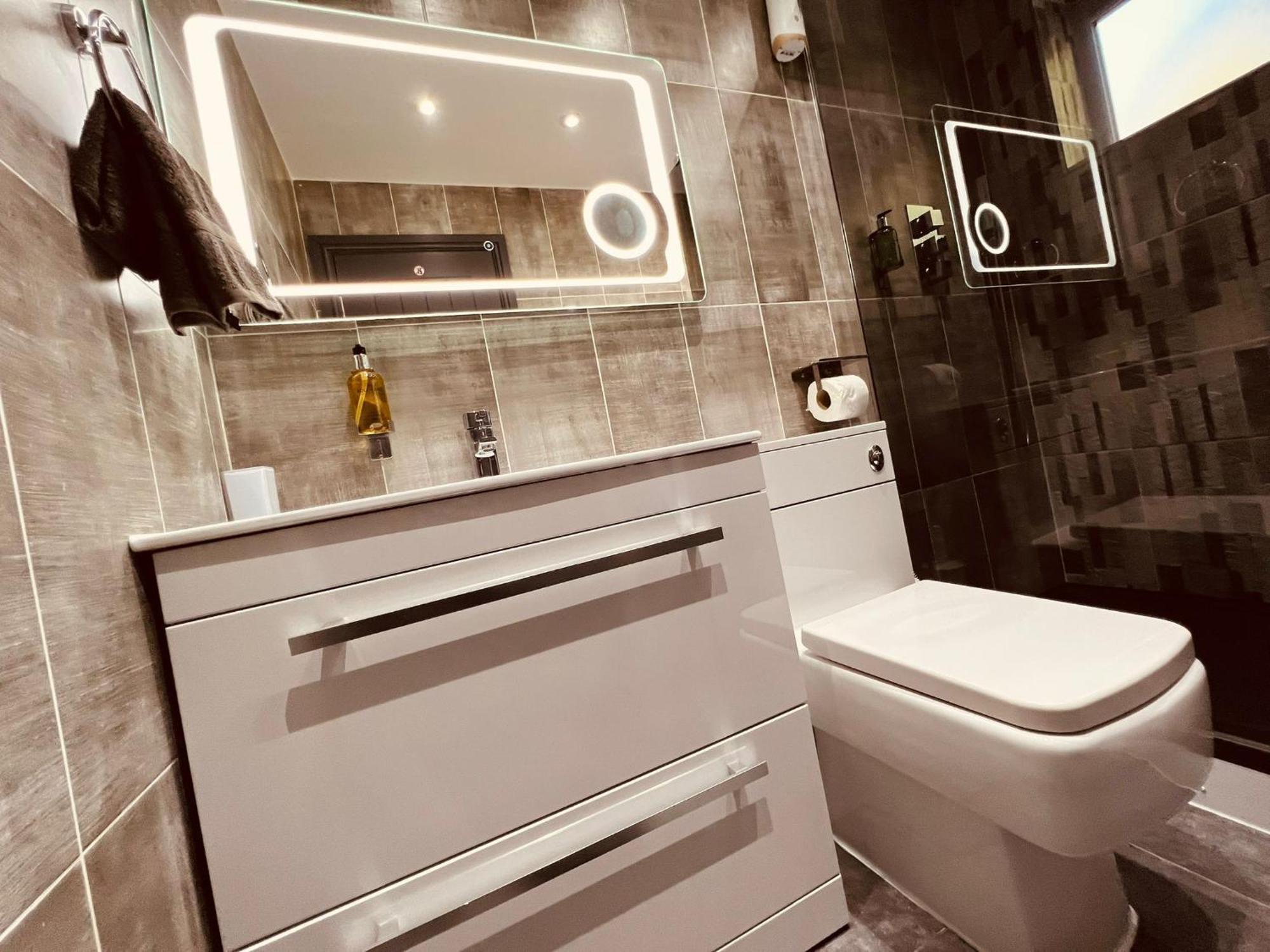 Modern Suites -5 Bedroom House- With Free Parking Birmingham City Exterior foto